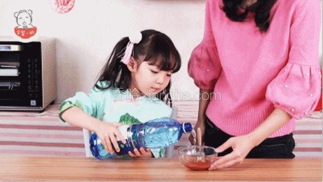 一大勺番茄酱与一碗水混合调匀，倒入锅中，盖上锅盖，当锅中汤汁收浓，饺子就熟了。
宝餐提示：煎的时候一定要保持中小火，时刻关注锅中情况，新手爸妈尤其注意汤汁宜多不宜少。
