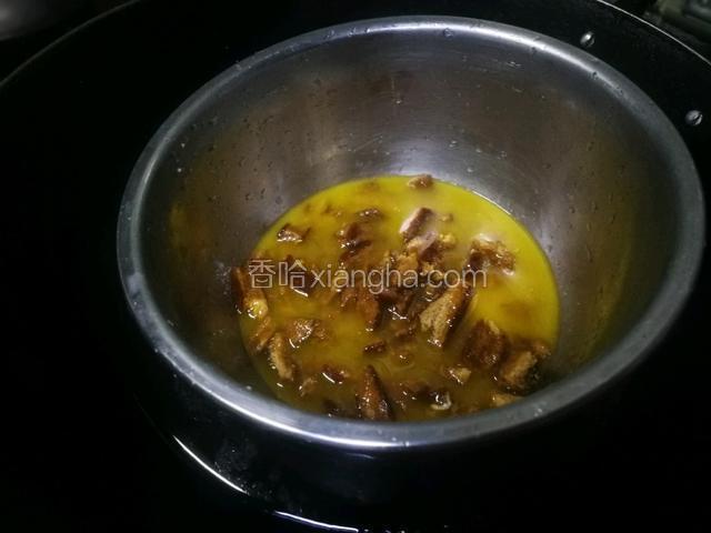 黄油105克和红糖120克，隔水蒸溶。