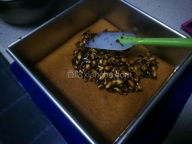 倒入面饼底上。