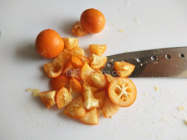 金桔洗净去核，切碎。