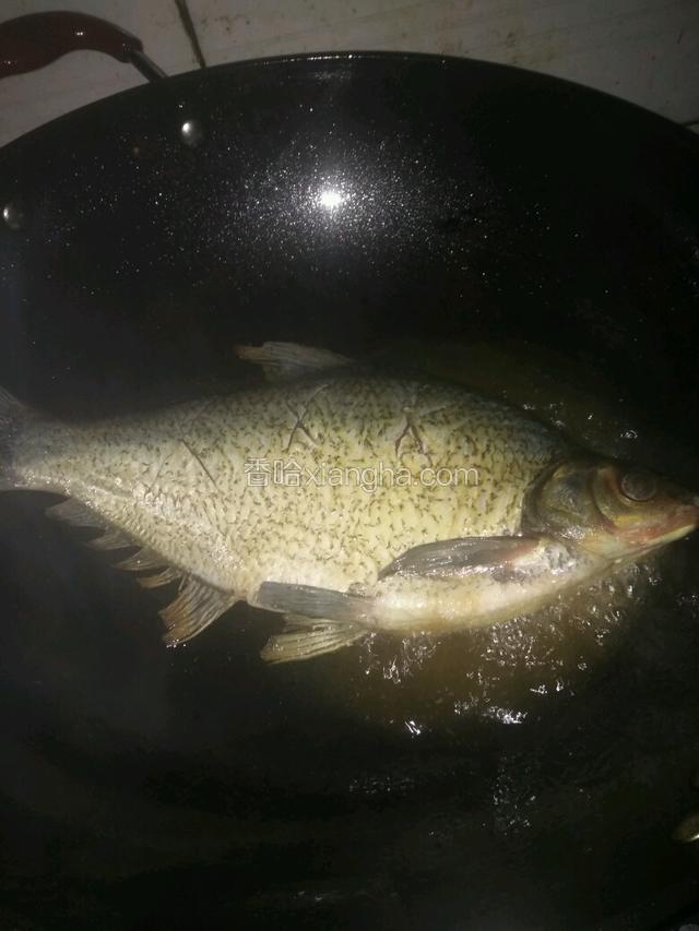 起锅热油，油烧七成热，鱼下锅。