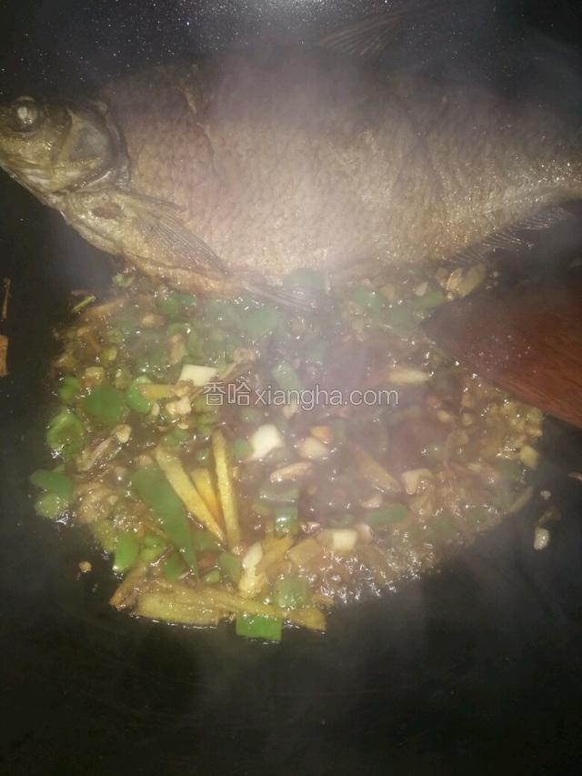 待鱼两面煎好后，放入切好的辣椒，姜，蒜，加入花椒，两勺郫县豆瓣酱，四勺糖，油炸一下