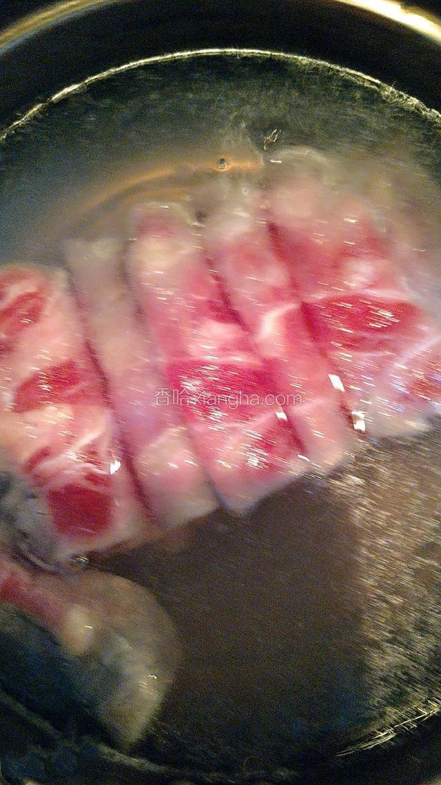 锅中倒入适量清水  水开后倒入肥牛片焯水