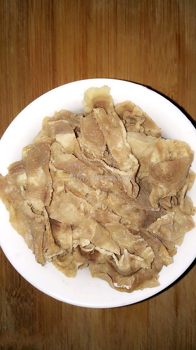 把肥牛片切成小片放入碗中待用