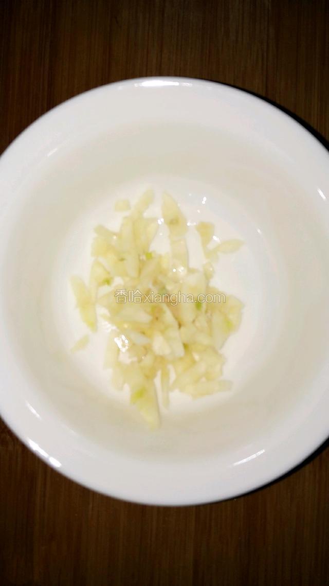 把蒜切成蒜粒放入碗中待用