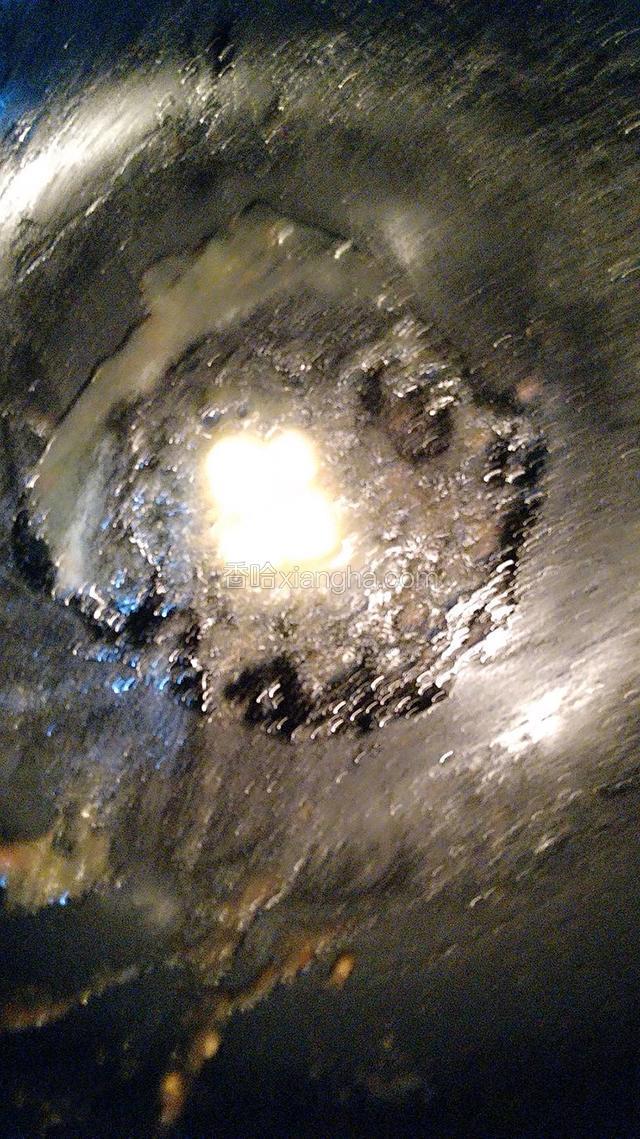 锅中加入黄油  搅拌黄油至完全融化