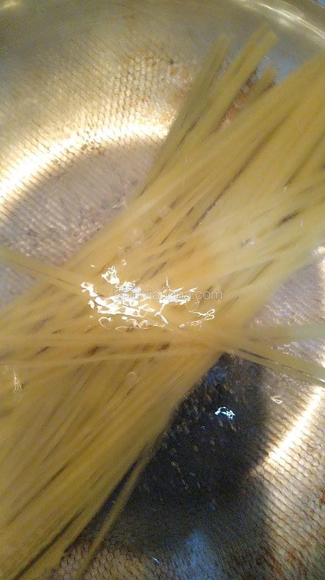 另起锅倒入适量清水  水开后下入意面煮熟