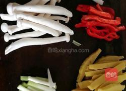 腊肉炒黄糍粑的做法图解1