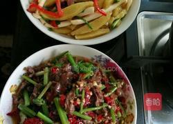 腊肉炒黄糍粑的做法图解2