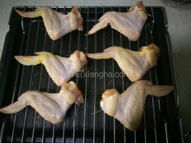 鸡翅洗净沥干水。