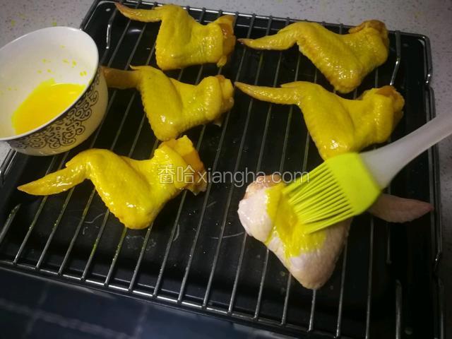 取黄豆大小栀子粉，水化开，给鸡翅上色。