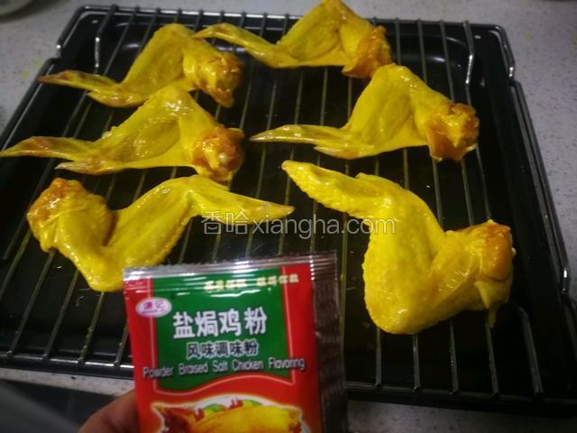 均匀抹上盐焗鸡粉，腌制一个小时以上。