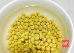 花生黄豆猪脚汤的做法图解3