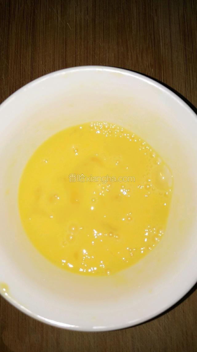 把鸡蛋搅拌成蛋液