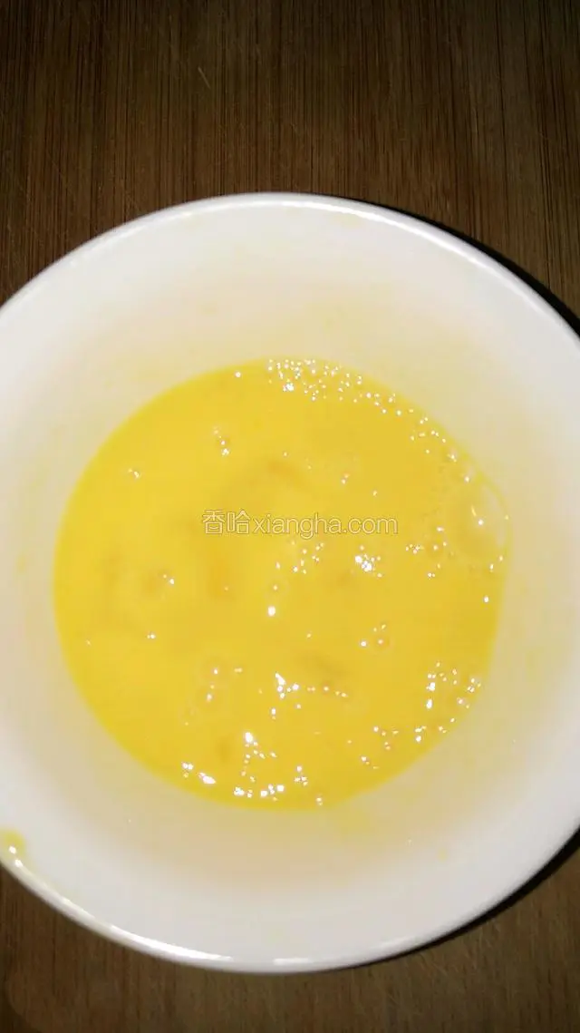 把鸡蛋搅拌成蛋液