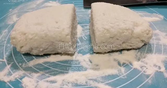 揉匀。大米粉量根据米饭软硬决定，能揉成稍微硬一点米饭团就行。