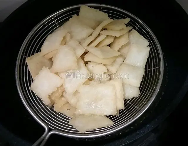 捞出控油。