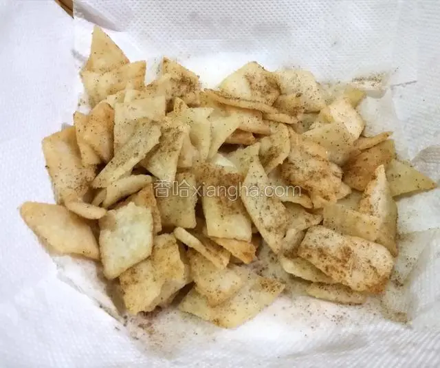 撒孜然粉，椒盐。喜欢吃辣可以再撒辣椒粉。