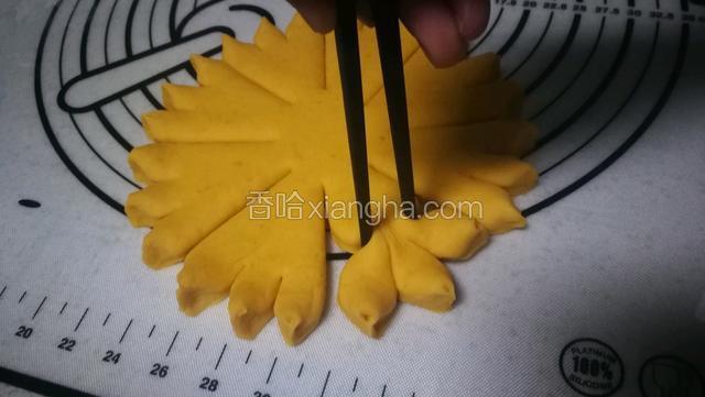三个一组，筷子夹合。