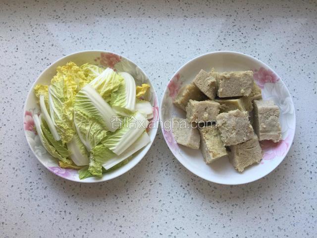冻豆腐切块，娃娃菜切宽条。