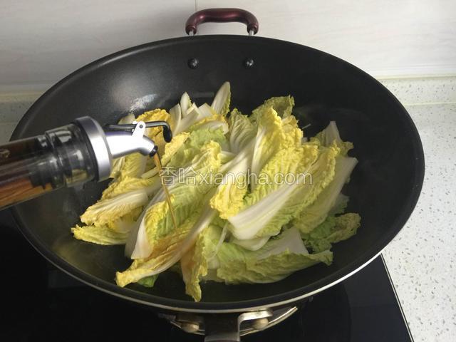 倒入娃娃菜，淋料酒，生抽翻炒片刻。