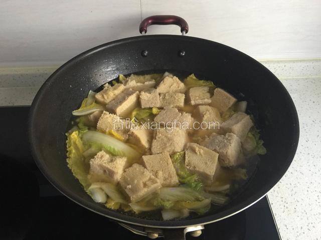 倒入适量清水，加入冻豆腐中火炖煮。