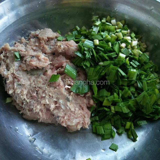 鲅鱼肉剁细，韭菜切细末，加入所有调料，搅拌均匀