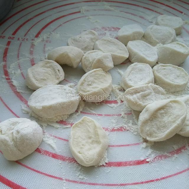 设成小剂子，擀薄面皮