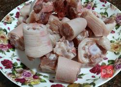 薏米猪尾巴汤的做法图解2