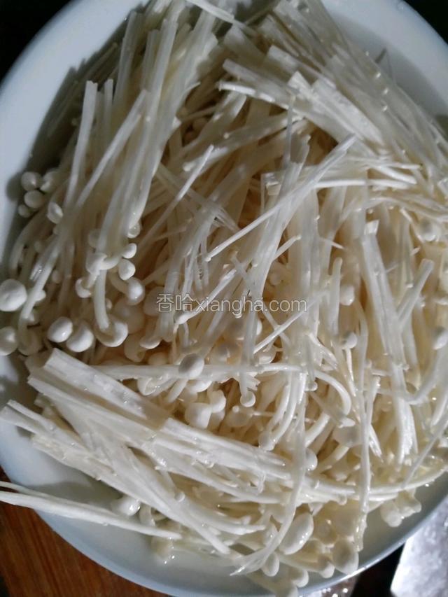 把金针菇尾巴切掉撕小块放入清水中浸泡十五分钟