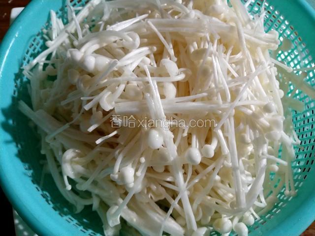 金针菇泡够了时间捞起来再清洗一遍捞出备用