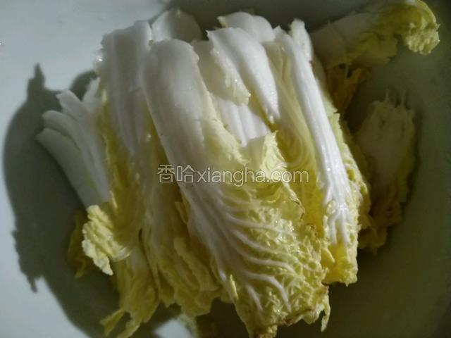 把洗好的娃娃菜掰成两半备用