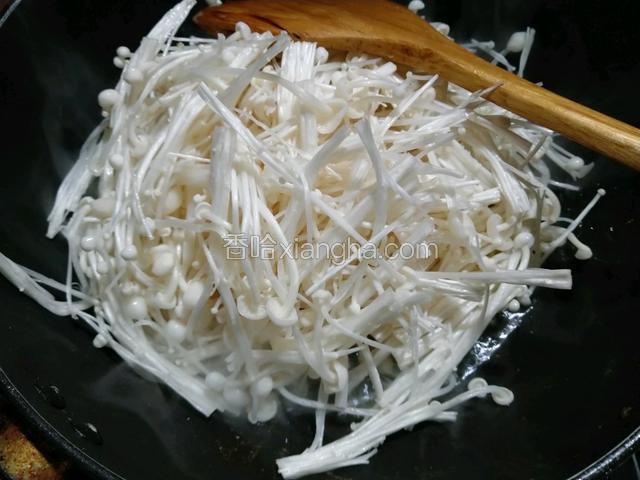 放入金针菇煸炒