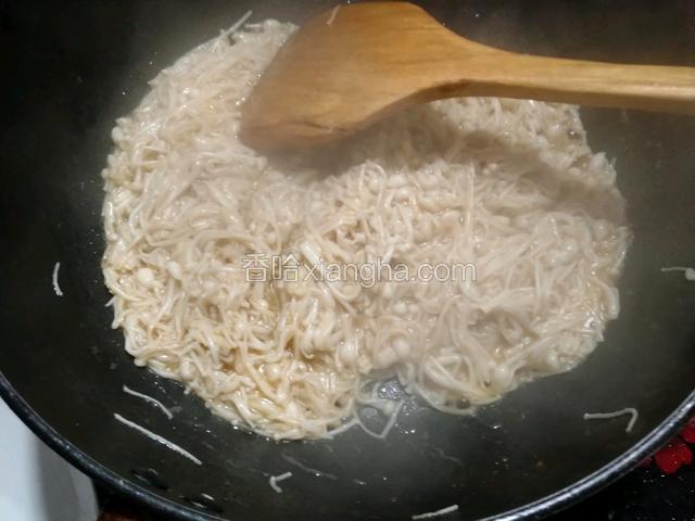 待金针菇熟透放入胡椒粉辣椒粉煸炒