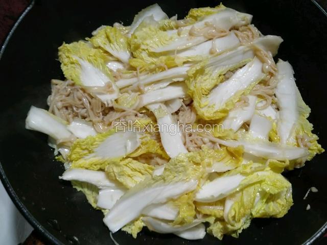 煸炒均匀后放入娃娃菜继续翻炒