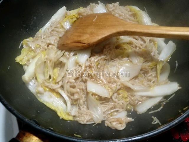 稍微让娃娃菜跟金针菇煮一下直至娃娃菜变软就可以加入酱油，盐炒匀后放入水淀粉勾芡