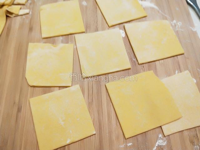 切成八块正方形，折叠成三角裹上大枣。
