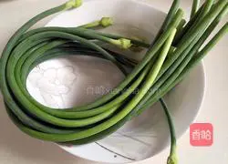 Illustration of how to make stir-fried pork with garlic moss 1