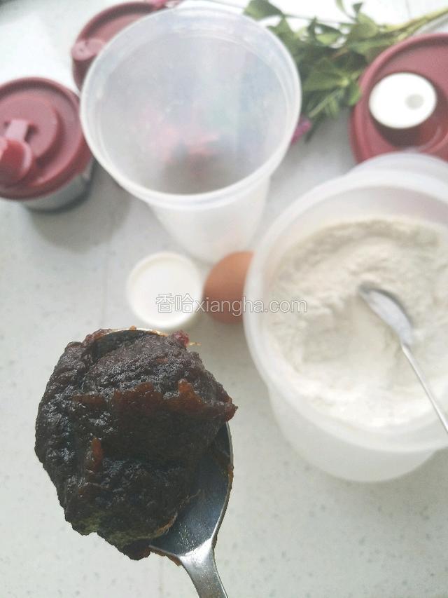 我用的是摇摇杯，里面放入，鸡蛋一个，牛奶60克（一精灵）大枣酱70克2大勺（小精灵1.5份）