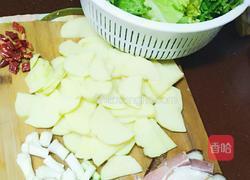 腊味土豆烩白菜的做法图解1