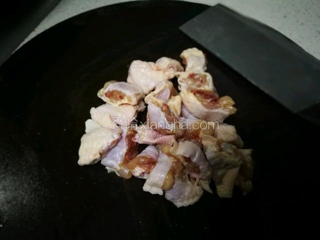 每个鸡中翅切成三段。