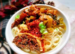 酸菜红烧肉干拌面