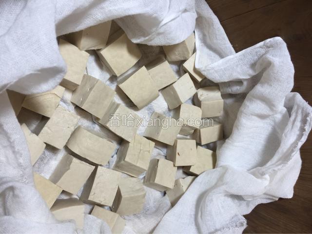 再在纱布上摆放一层豆腐块