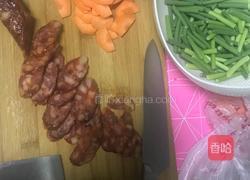 腊肠炒蒜薹的做法图解1