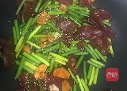 腊肠炒蒜薹的做法图解6