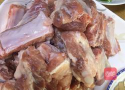 辣椒炒生排骨的做法图解1