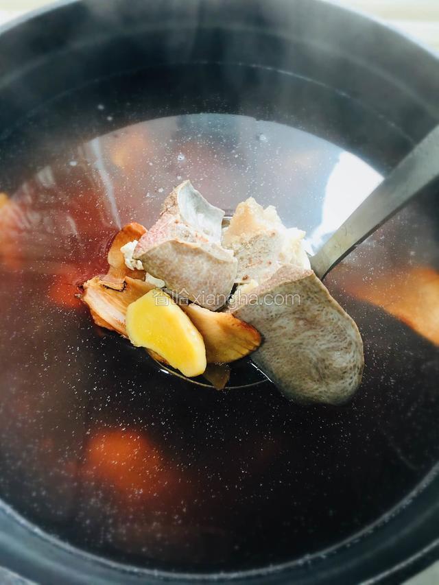 1小时后将猪横俐和脊骨放入煮2小时