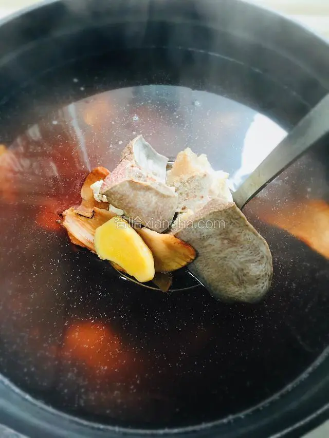 1小时后将猪横俐和脊骨放入煮2小时