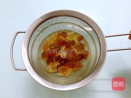 泡发后的桃胶用水冲洗干净，去除杂质