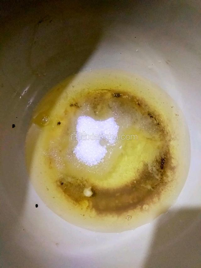 鸡蛋清加白糖，盐低速开始打发
